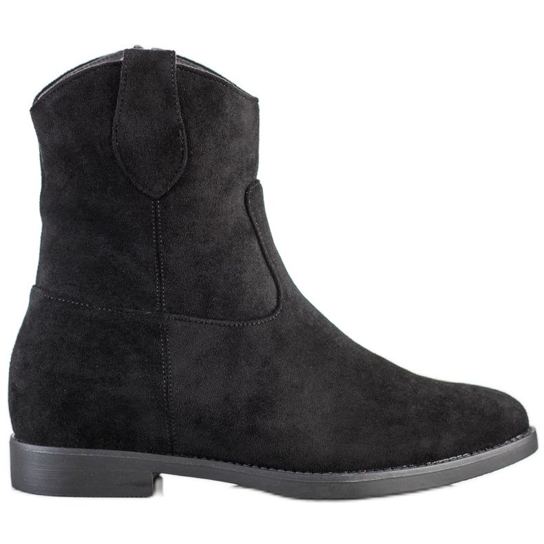 J. Star Cowgirl nere su un cuneo nero