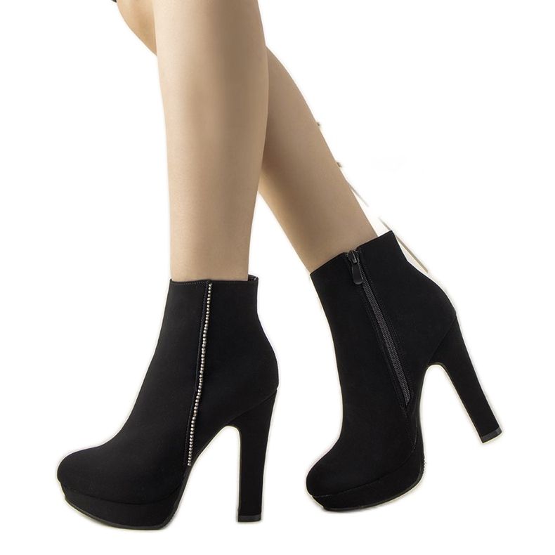 Stivali neri eleganti sul post Torment nero