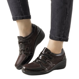 Scarpe brogue marroni sul tacco a zeppa bassa Tiffy marrone