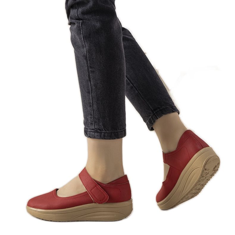Scarpe rosse su una spessa suola Lumen rosso