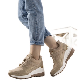Sneakers beige con motivo a pelle di serpente di Halsey
