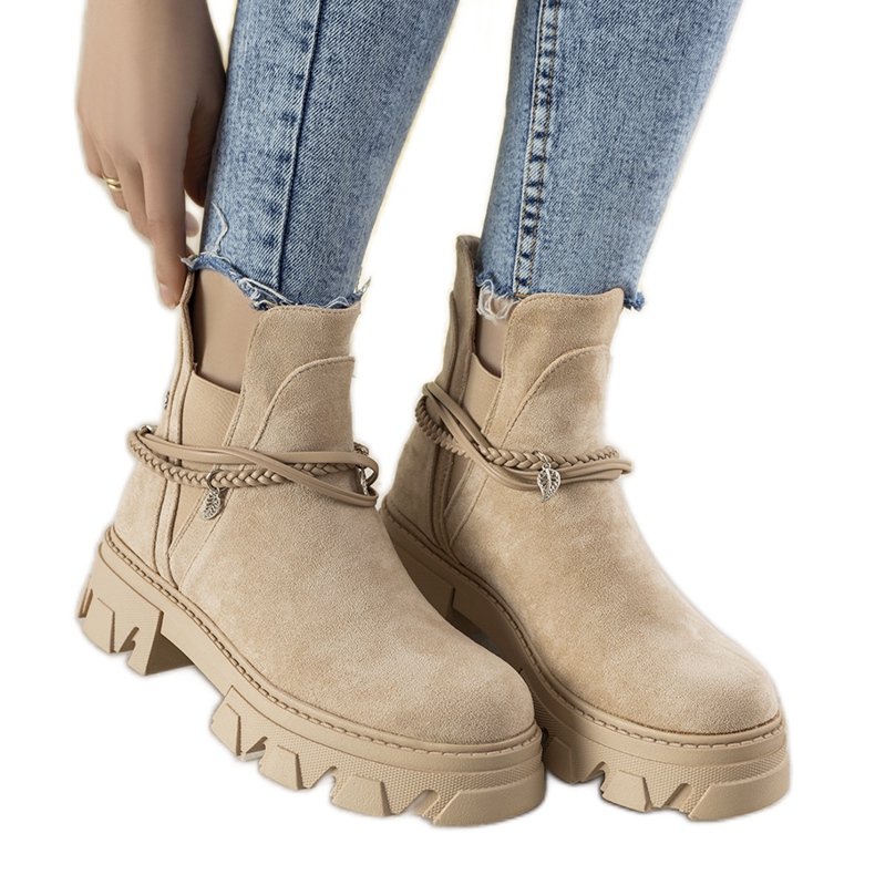 Stivali beige con un braccialetto Fearless