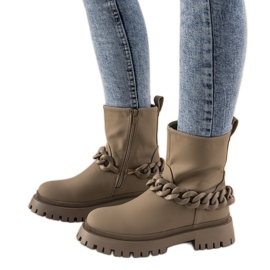 Stivali beige con catena Ispirazione