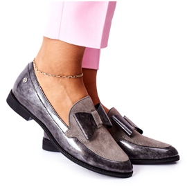 Scarpe brogue da donna Maciejka Mocassini laccati Grigio 04099-03 / 00-1