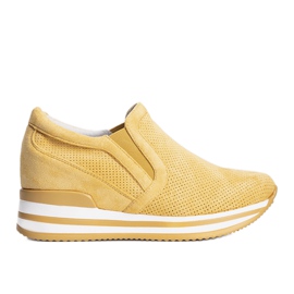 Le sneakers gialle con zeppa di Mina giallo