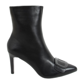 Stivali neri su una spilla UK65P Black nero