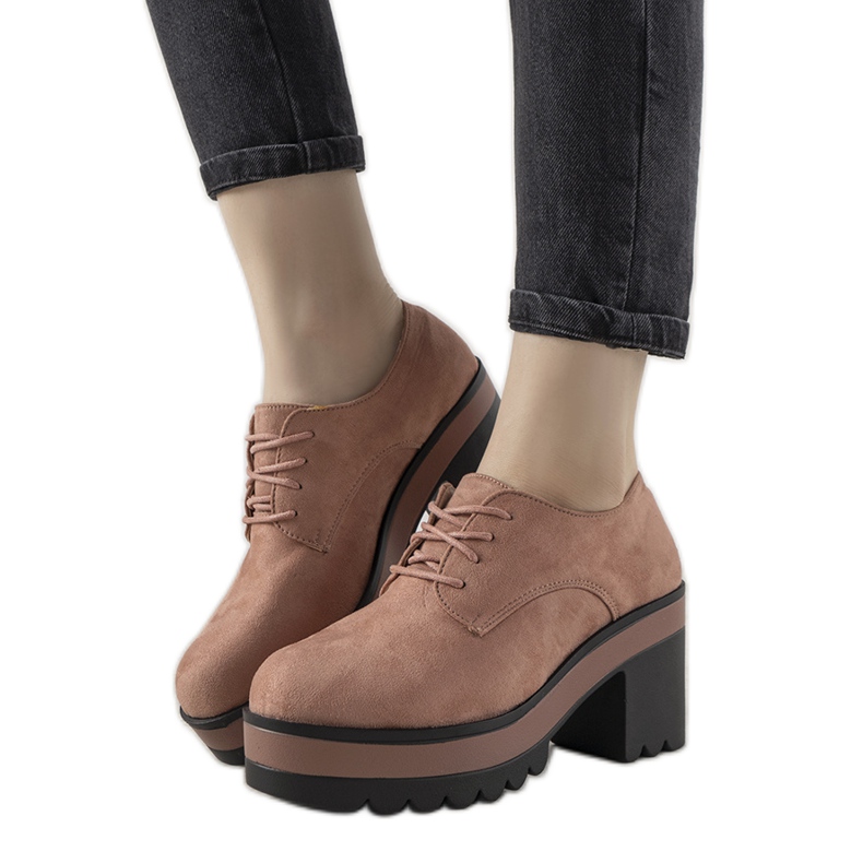 Stivaletti stringati rosa sul post di Cecina