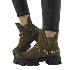 Stivali verdi con un braccialetto Fearless verde