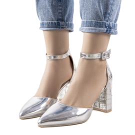 Décolleté argento sul post Ayers