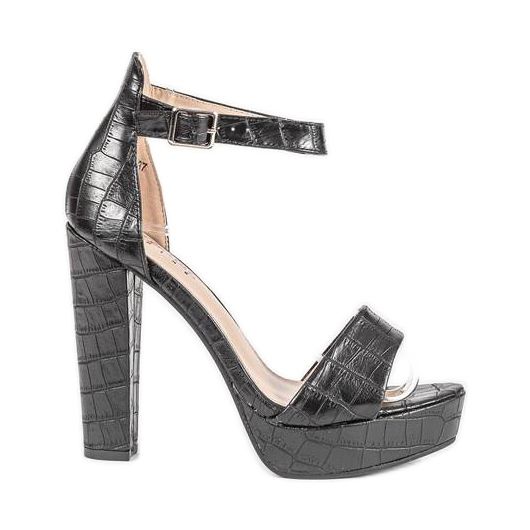 Sandali neri sul post Dolores nero