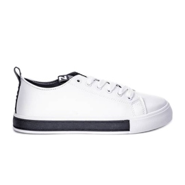 Le sneakers bianche di Alison su suola piatta bianca nero