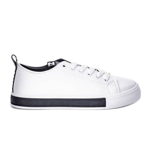 Le sneakers bianche di Alison su suola piatta bianca nero