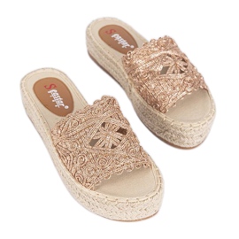 Pantofole rosa sulla piattaforma Sudden Draft