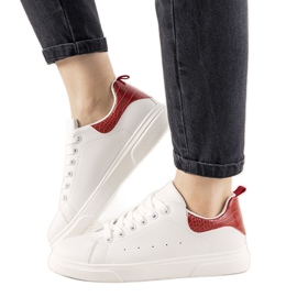 Sneakers rosse e bianche su una spessa suola Influ bianco