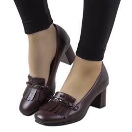 Décolleté bordeaux su un palo in ecopelle di Alice rosso