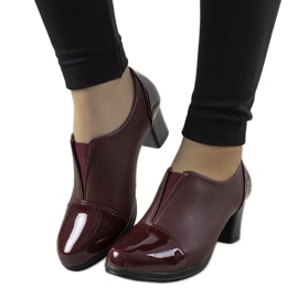 Scarpe bordeaux sul palo del Villareal rosso