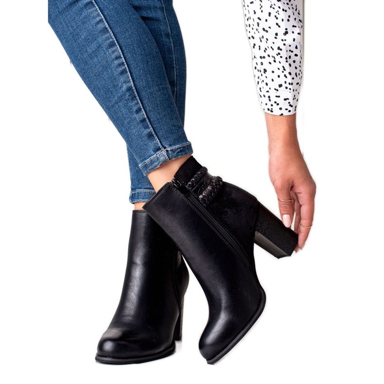 Erynn Stivali alla moda su un post nero