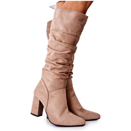 Vinceza Stivali Dorelle in pelle scamosciata beige su una barra