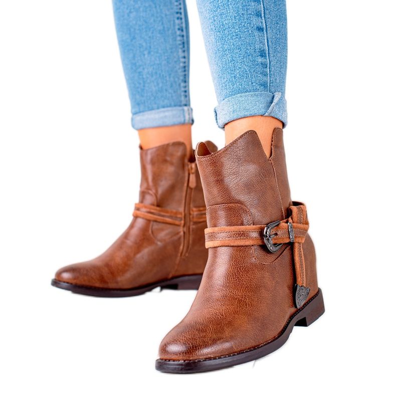 TRENDI Stivali con zeppa alla moda marrone
