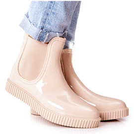 PS1 Stivali da pioggia lucidi su una piattaforma a cascata beige