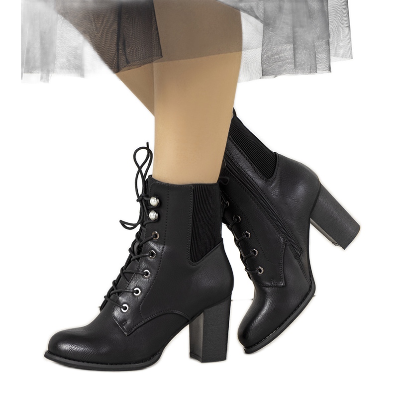 Stivaletti neri sul post Vedette nero