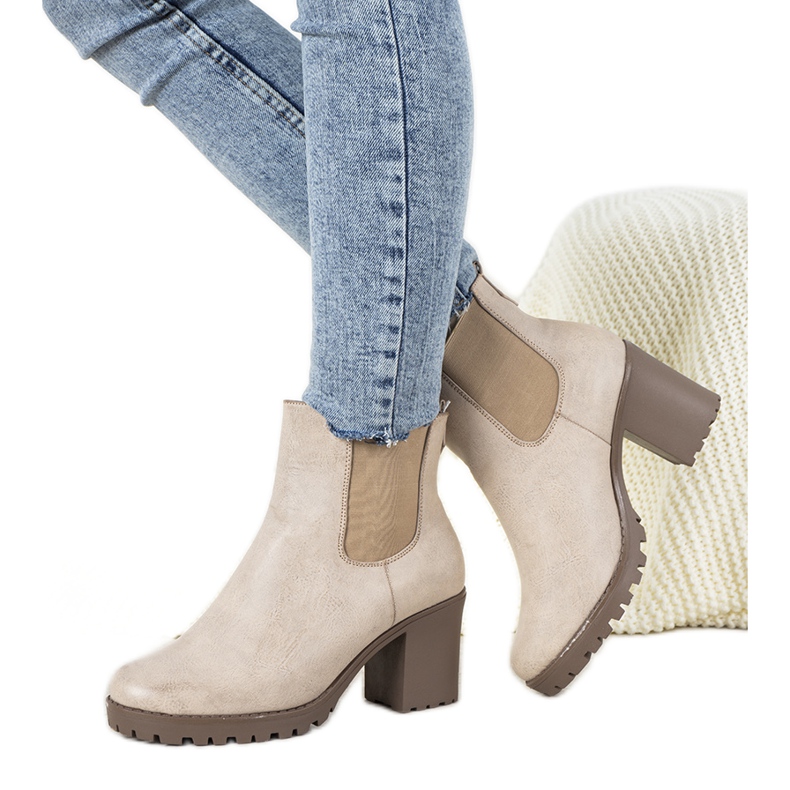 Stivali beige sul palo Auger