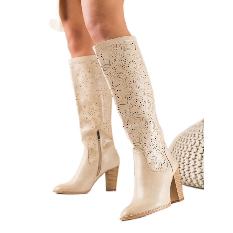 TRENDI Stivali traforati alla moda beige
