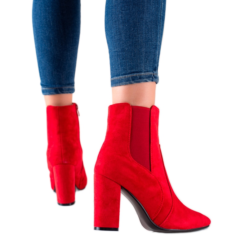 Marquiz Stivaletti rossi alla moda su un palo rosso