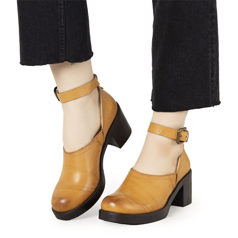 Scarpe di cammello sul post di Christiane marrone