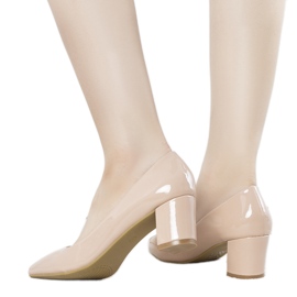 Décolleté beige sul palo di Harye