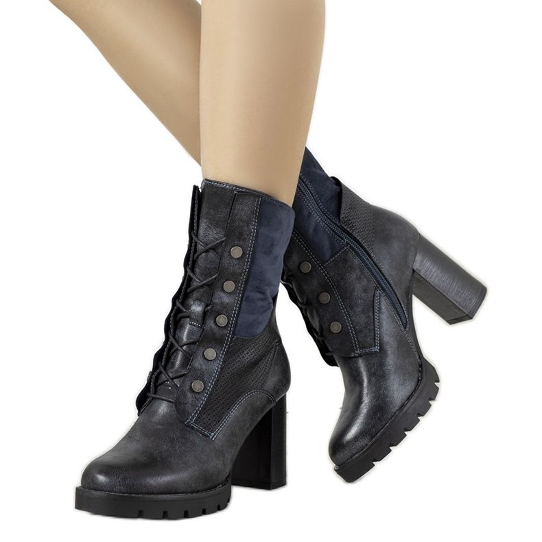 Stivaletti blu navy sul post di Alvarado beige