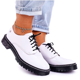 Scarpe Oxford da donna Maciejka in pelle laccate bianche 04087-11 bianca