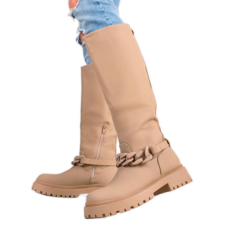 TRENDI Stivali beige alla moda sulla piattaforma