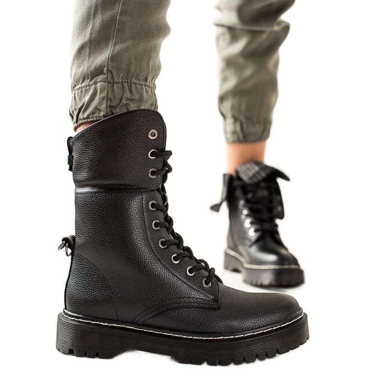 TRENDI Stivali con asta risvoltata nero