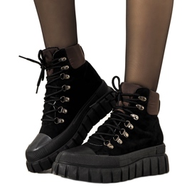 Scarpe da donna nere, isolate, stringate di Calabresi marrone