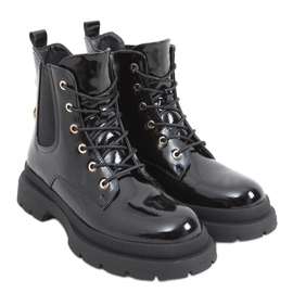 Stivaletti laccati con catena Jake Black nero
