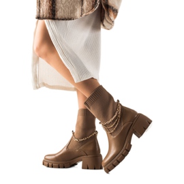 Ideal Shoes Stivali Jodhpur alla moda con catena marrone
