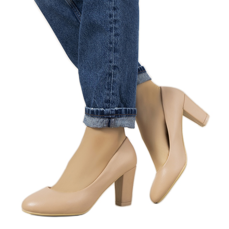 Pompe nude sul post Unos beige