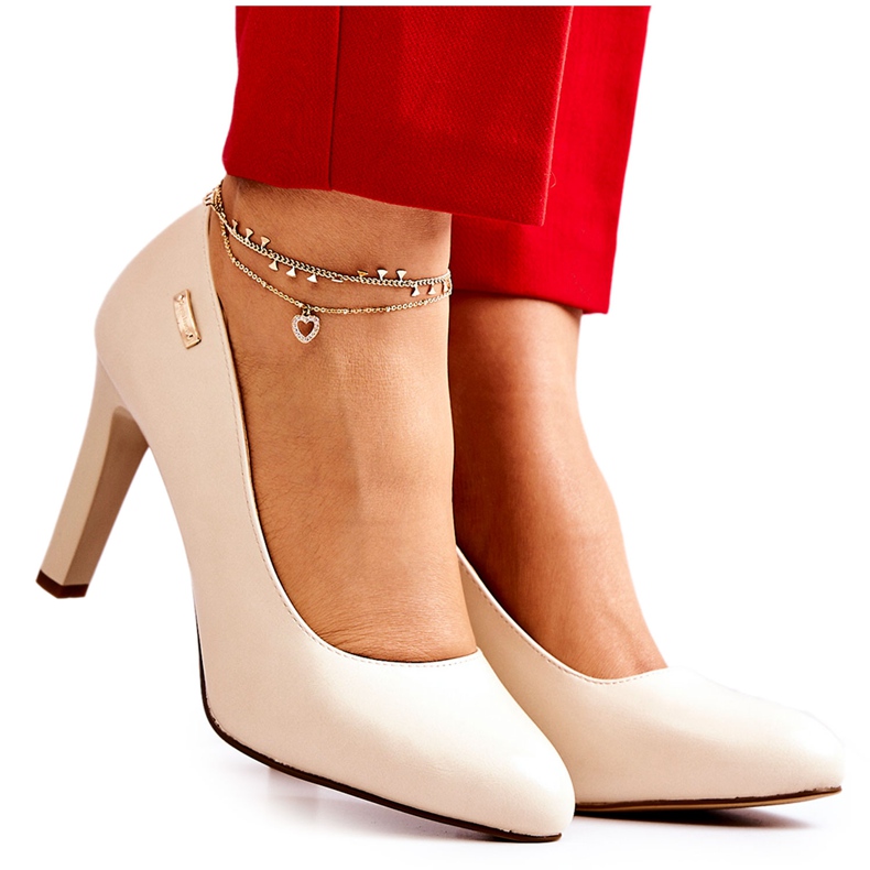 Pompe da donna sul post di Sergio Leone Beige