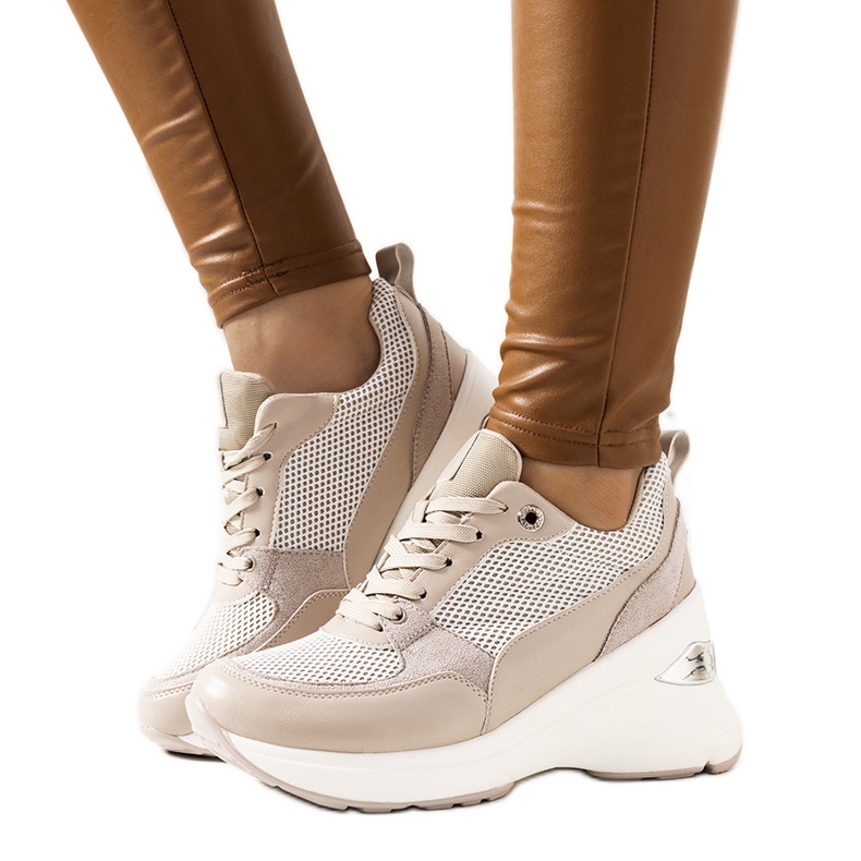 Sneakers beige sulla zeppa di Cleveland cachi