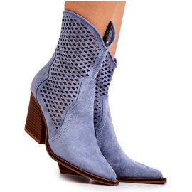 FB1 Stivali Da Cowboy Traforati Su Un Post Blue Caroline