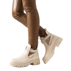 Stivali beige sulla piattaforma Huff