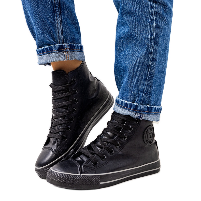 Sneakers alte alla caviglia nere isolate di Lade nero