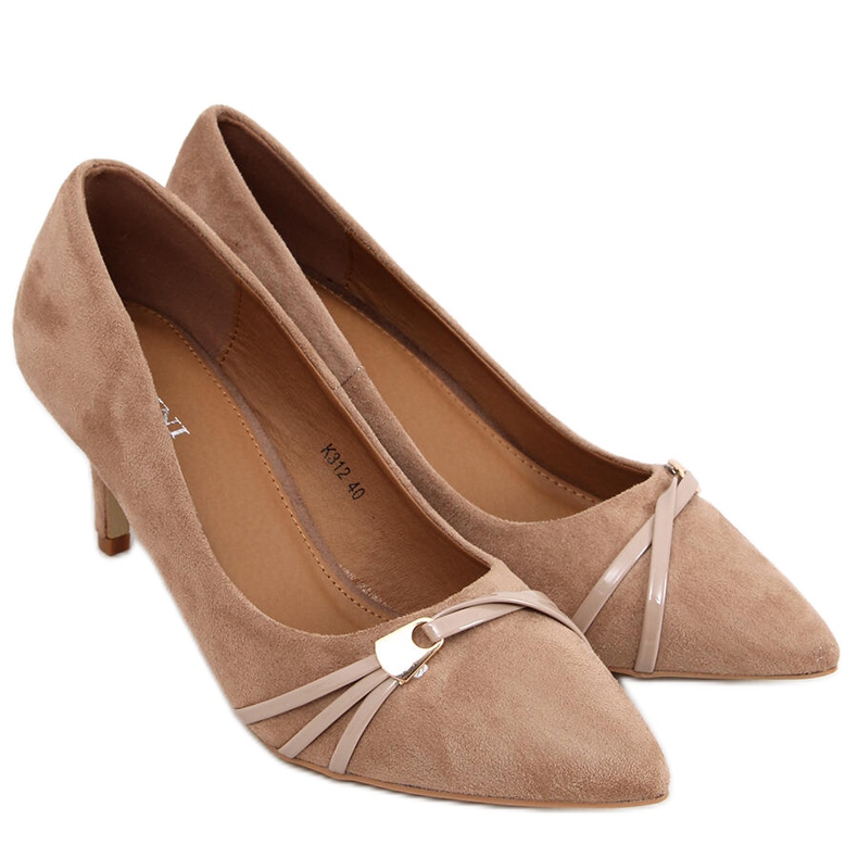Pompe su una spilla April Beige