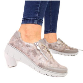 Scarpa in pelle con fiori beige Helios W 334