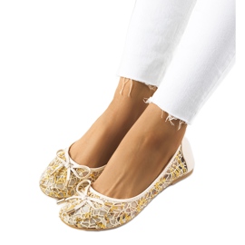 Le ballerine traforate beige di Cathy