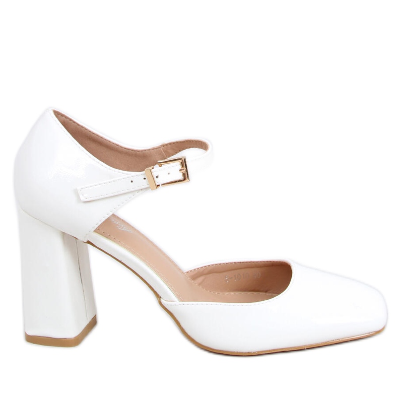Pumps esposte sul post di Frida White bianca