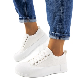 Sneakers bianche su una spessa suola in Luther bianco