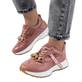 Le sneakers rosa di Samina con catena
