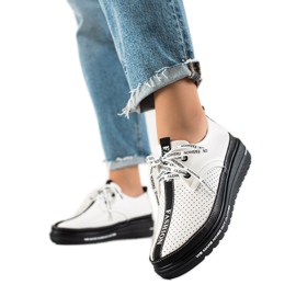 Scarpe brogue in pelle sulla piattaforma bianco nero